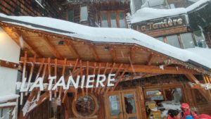 Venez apprécier un bon repas dans notre restaurant La Tanière à Avoriaz 1800, avec une ambiance style vieux chalet de montagne